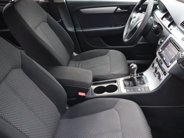Volkswagen Passat B7 Variant 1.6 TDI CR DPF BlueMotion 105KM 2013 VW Passat 1.6 TDI, Klima, Klimatronic, Tempomat, zdjęcie 8
