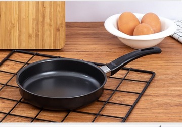 ПЛОСКАЯ СКОВОРО ДЛЯ ЯИЦ С АНТИПРИГАРНЫМ ПОКРЫТИЕМ