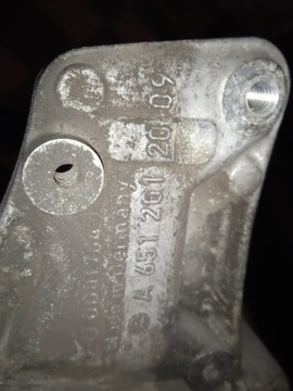 INFINITI OE A6512012009 UCHYCENÍ SKŘÍŇKA DRŽÁK MOTORU