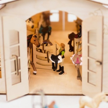 Деревянная конюшня на 12 лошадей Schleich 34AK.