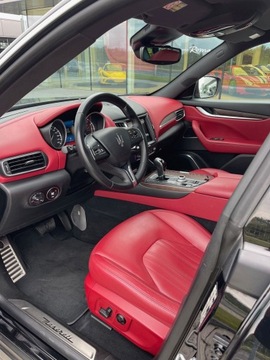 Maserati Levante 3.0 V6 GDI 350KM 2017 Maserati Levante 3.0 benz 349KM 2017r czarny- czerwone wnętrze Stan idealny, zdjęcie 17