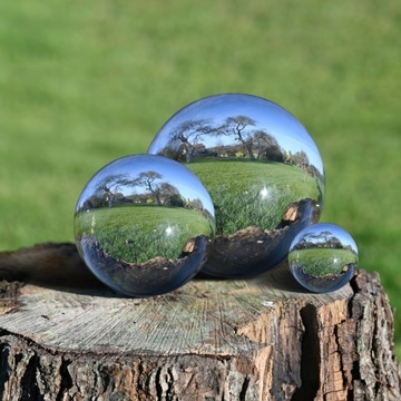 Большие шары смотрят на шар Декор Садовое зеркало