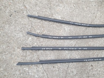 LIŠTA ZHRNUJÍCÍ DVEŘE KIA VENGA 2009-