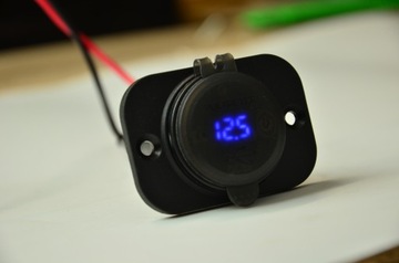 Быстрое автомобильное зарядное устройство с вольтметром 2x USB Qc 3.o с рамкой