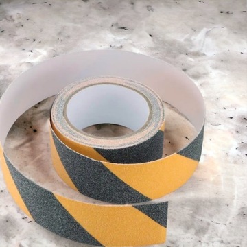 ЛЕНТА ПРЕДУПРЕЖДАЮЩАЯ 50мм 6м желто-черная, нескользящая, с маркировкой безопасности и гигиены