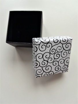 małe pudełko czarne białe opakowanie prezent 5x5