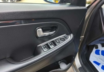 Kia Carens IV Minivan 1.7 VGT CRDI 115KM 2016 Kia Carens Kia Carens 1.7 CRDi M 7os EU6 1.7 Diesel 115KM, zdjęcie 9