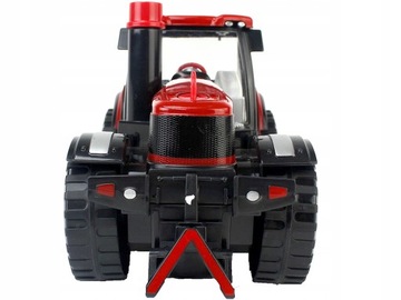 Фермерский трактор с прицепом, пускающим мыльные пузыри