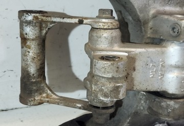 Wahacz kiwak oś koła tył 52100-ML7-690 Honda VFR 750 RC24 1986-1989r