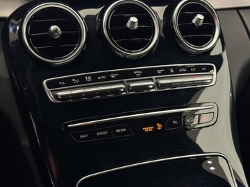 Mercedes Klasa C W205 Kombi Facelifting HYBRYDA 2.0 300 de 306KM 2020 Mercedes-Benz C 300 Plug In AMG Line / CarPlay / 1, zdjęcie 22
