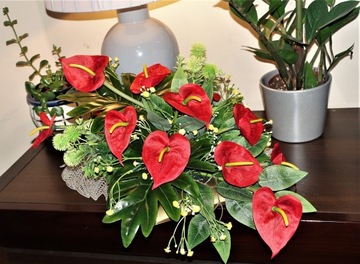 ПЛАТЬЕ на могилу, цветы, букет антуриумов, красивая композиция на кладбище.