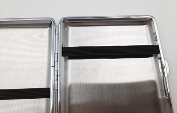 Хороший портсигар на 20 сигарет, головка повреждена.