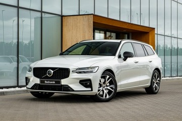 Volvo V60 II  Kombi Facelifting 2.0 B4 B 197KM 2025 Volvo V60 Ultra Dark B4 Mild hybrid Benzyna 197+14, zdjęcie 1