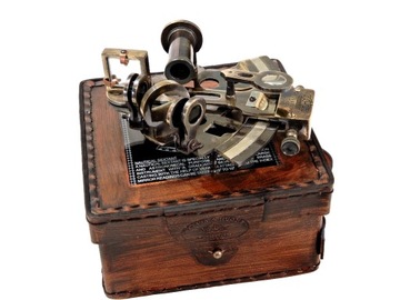 Секстан латунный в кожаной коробке.