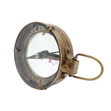 Латунный картограф с компасом облегчает чтение карт