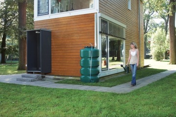 Резервуар для дождевой воды емкостью 1000 л с плоским шлангом.