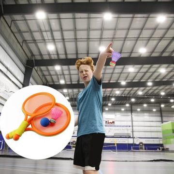 Набор детских ракеток и мячей для бадминтона.