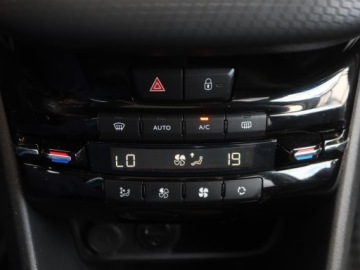 Peugeot 2008 I SUV Facelifting 1.2 PureTech 110KM 2016 Peugeot 2008 1.2 PureTech, Salon Polska, zdjęcie 15