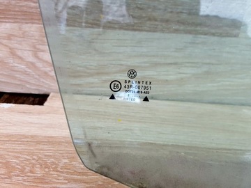 SKLO (OKNO) BOČNÍ PRAVÁ PŘEDNÍ ORIGINÁLNÍ VOLKSWAGEN BORA 2 II