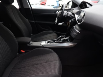 Peugeot 308 II SW Facelifting 1.2 PureTech 130KM 2019 Peugeot 308 1.2 PureTech, Automat, Navi, Klima, zdjęcie 8