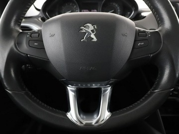 Peugeot 2008 I SUV Facelifting 1.2 PureTech 110KM 2017 Peugeot 2008 Style panorama grzane fotele kamera, zdjęcie 20