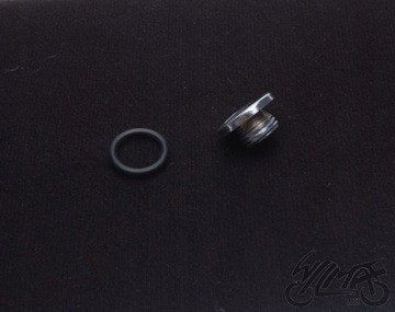 ЗАГЛУШКА ВЕРХНЕЙ КРЫШКИ ЛЕВАЯ 4T МАЛАЯ