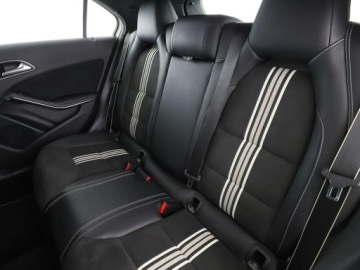 Mercedes Klasa A W176 Hatchback 5d Facelifting 180 122KM 2017 Mercedes A 180 AMG Line full LED Podg.fotele i, zdjęcie 16