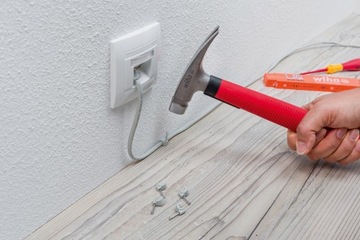 МОЛОТОК ДЛЯ ЭЛЕКТРИКОВ С НАКОНЕЧНИКОМ 300 G WIHA 42071 ДЛЯ ПЛОСКИХ ЗУБЕЙ Планки