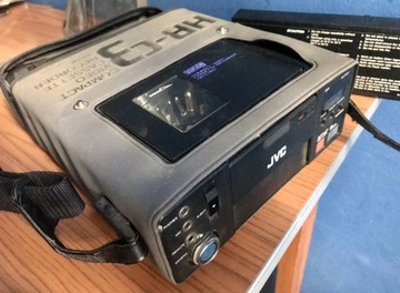 Видеомагнитофон JVC HR-C3 - ПОРТАТИВНЫЙ VHS-C