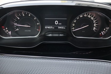 Peugeot 208 I Hatchback 5d Facelifting 1.2 PureTech 110KM 2016 Peugeot 208 1.2 PureTech, Salon Polska, zdjęcie 10