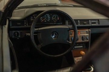 Mercedes W124 Coupe 3.0 180KM 1988 Mercedes-Benz 300 CE Coupe – Klasyka w najlepszym wydaniu | 1988 | 3.0, zdjęcie 12