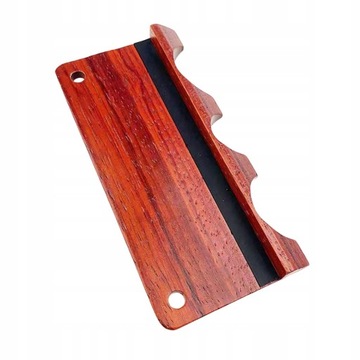 Противоскользящий держатель для бильярдного кия на столе.