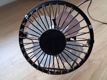 Портативный настольный USB-вентилятор с металлическим корпусом, очень хорошего качества.