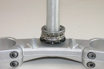 TRIUMPH TIGER 1200 RALLY PRO 22- PÓŁKA DOLNA SZTYCA ZAWIESZENIE