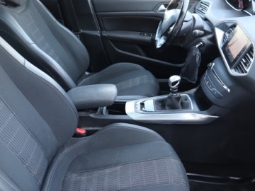 Peugeot 308 II SW Facelifting 1.2 PureTech 130KM 2018 Peugeot 308 1.2 PureTech, Salon Polska, Skóra, zdjęcie 8