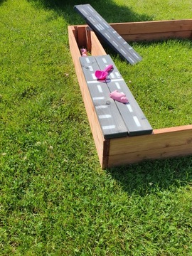 Деревянная песочница с местом для хранения