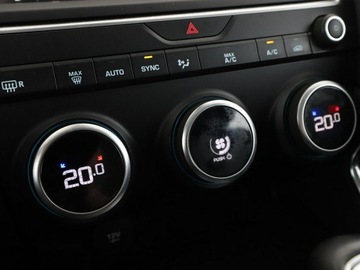 Jaguar E-Pace SUV 2.0 i4D 150KM 2020 Jaguar E-Pace 2.0d Automat AWD Nawigacja Tempomat, zdjęcie 25