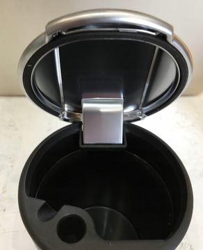 Klapka popielniczki kubka schowka Audi OE 7517857851715