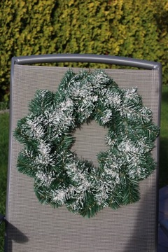 Дверной венок Алмазная сосна, засыпанная снегом