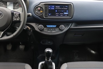 Toyota Yaris III Hatchback 5d Facelifting 2017 1.5 Dual VVT-iE 111KM 2019 Toyota Yaris 1.5 Dual VVT-i, Salon Polska, Klima, zdjęcie 11