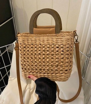 СУМКА НА РУЧКУ И НА ПЛЕЧО С ДЛИННЫМ РЕМНЕМ, ЗАКРЫТАЯ, ТЕМНО-БЕЖЕВАЯ.