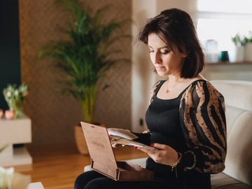 ФОТОАЛЬБОМ С ГРАВИНОЙ для мамы 10х15 красное дерево