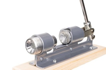 СТАЛЬНОЙ ЩЕЛКУНЧИК НА ДЕРЕВЯННОЙ ПОДСТАВКЕ ПРОЧНЫЙ, РЕГУЛИРУЕМЫЙ, ДОЛГОВЕЧНЫЙ