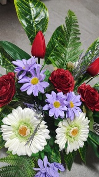 украшение для памятника, букет на кладбище