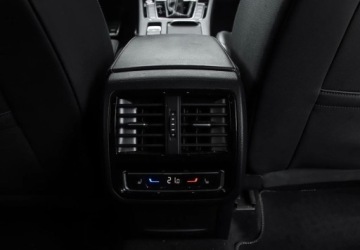 Volkswagen Arteon Fastback Facelifting 2.0 TSI 190KM 2021 Volkswagen Arteon 2.0TSI 190KM DSG, R-Line, Podgrzewane fotele, Podgrzewan, zdjęcie 14