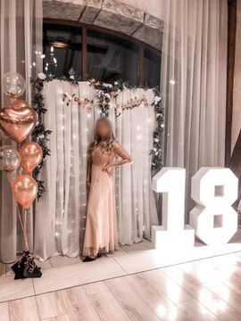 Цифра 18 освещена лампочками, цифры дня рождения 100 см.