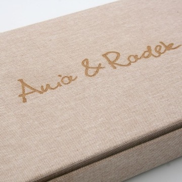 Коробка из холста для 50 фотографий размером 15х23 и флешки.