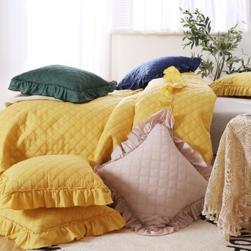 CZARNA POSZEWKA NA PODUSZKĘ Z FALBANKĄ RUFFY