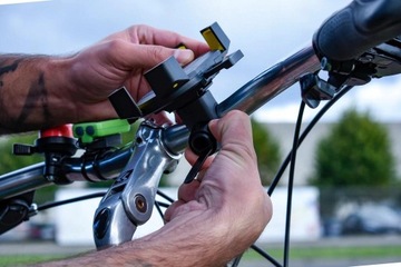 САМОЗЖИМНЫЙ ДЕРЖАТЕЛЬ ВЕЛОСИПЕДА ДЛЯ МОБИЛЬНОГО ТЕЛЕФОНА