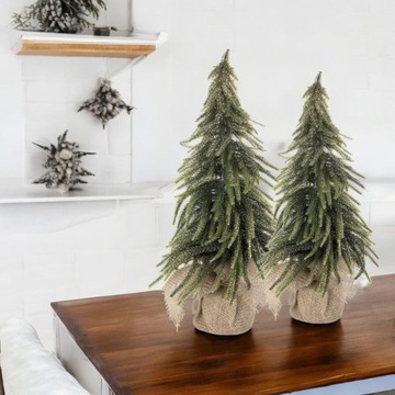 маленькая искусственная елка, похожая на настоящую позолоченную елку высотой 44 см.